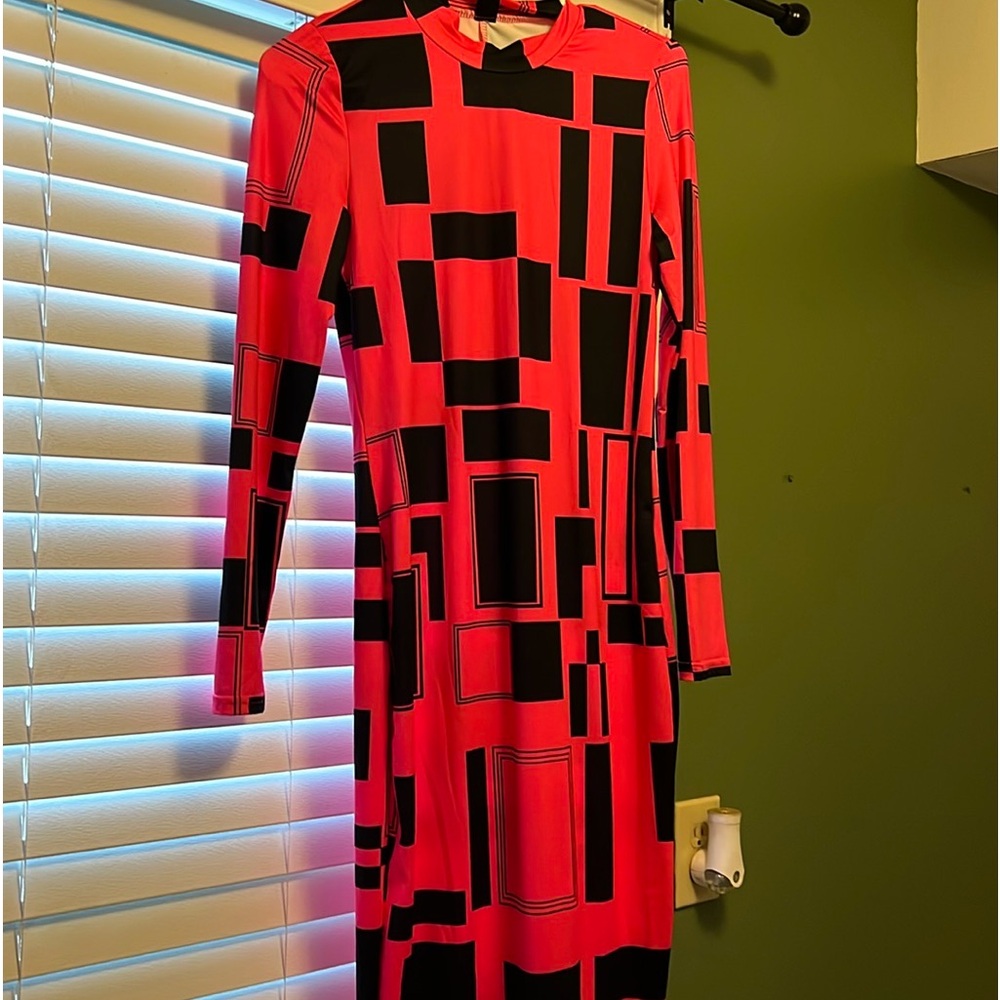 Black and pink fitted dress